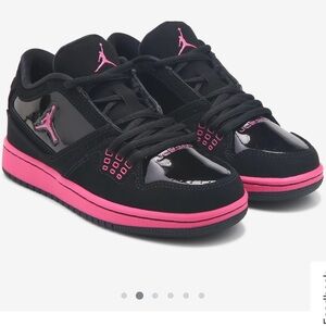 Jordan Women's Sneakers Black and Pink

7.5 Women
6 Kids